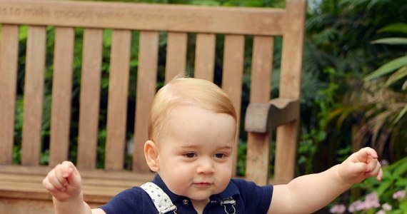 Z okazji 1. urodzin księcia Jerzego opublikowano zdjęcie, na którym syn Williama i Kate stawia pierwsze kroki. Nie uszło to uwadze brytyjskich mediów.
