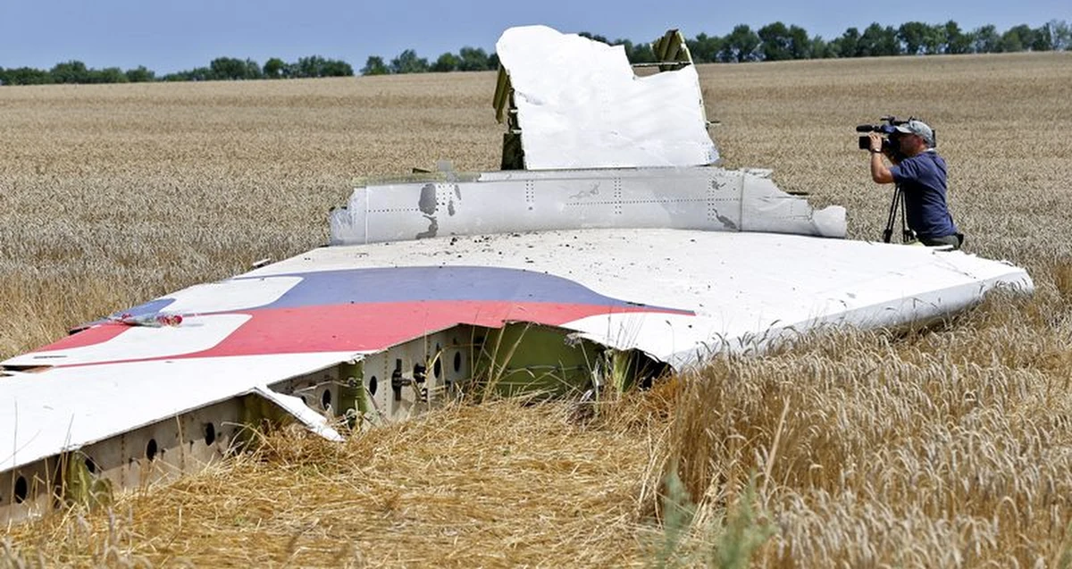 Władze Ukrainy negocjują z prorosyjskimi separatystami możliwość wywiezienia zwłok ofiar katastrofy zestrzelonego Boeinga 777. Malezyjska maszyna spadła na ziemię we wschodniej części obwodu donieckiego, która jest całkowicie kontrolowana przez rebeliantów. Wicepremier Wołodymyr Hrojsman poinformował, że część ciał ofiar została umieszczona w trzech wagonach chłodniczych - trwają rozmowy, by pociąg mógł ruszyć w drogę.