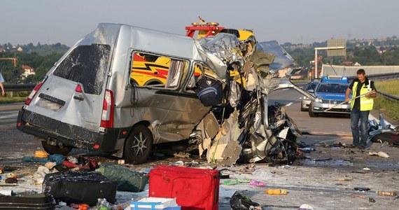 Wciąż nie jest znana tożsamość trzech z 10 ofiar śmiertelnych wypadku z udziałem polskich pojazdów na autostradzie pod Dreznem - poinformowała ambasada RP w Berlinie. W szpitalu pozostają 43 osoby - część rannych Polaków opuściła dziś szpitale.
