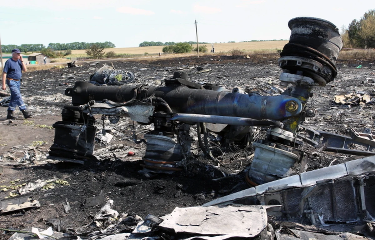 W rozmowach telefonicznych z Władimirem Putinem przywódcy Wielkiej Brytanii, Niemiec i Francji zagrozili Rosji kolejnymi sankcjami. Zażądali, by zmusił separatystów do współpracy w wyjaśnieniu okoliczności katastrofy malezyjskiego boeinga.       