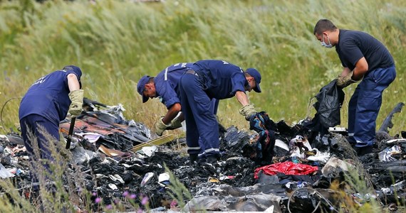 Ratownicy odnaleźli 251 z 298 ciał na miejscu katastrofy Boeinga 777 malezyjskich linii lotniczych. Do miasta Torez przybył również kolejny, specjalny pociąg, w którym ratownicy mogą składać zwłoki.