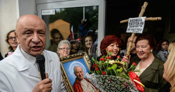 Dyrektor Szpitala Św. Rodziny prof. Bogdan Chazan po południu spotka się z wiceprezydentem Warszawy Jackiem Wojciechowiczem. Ratusz zapowiadał wcześniej, że w związku z wynikami kontroli w szpitalu dyrektor zostanie odwołany ze stanowiska. "Dostałem zaproszenie na spotkanie do ratusza; o godz. 15 będę rozmawiał z panem wiceprezydentem Wojciechowiczem" - poinformował Chazan. Powiedział, że nie wie, jaką formę będzie miało ewentualne wypowiedzenie pracy. 