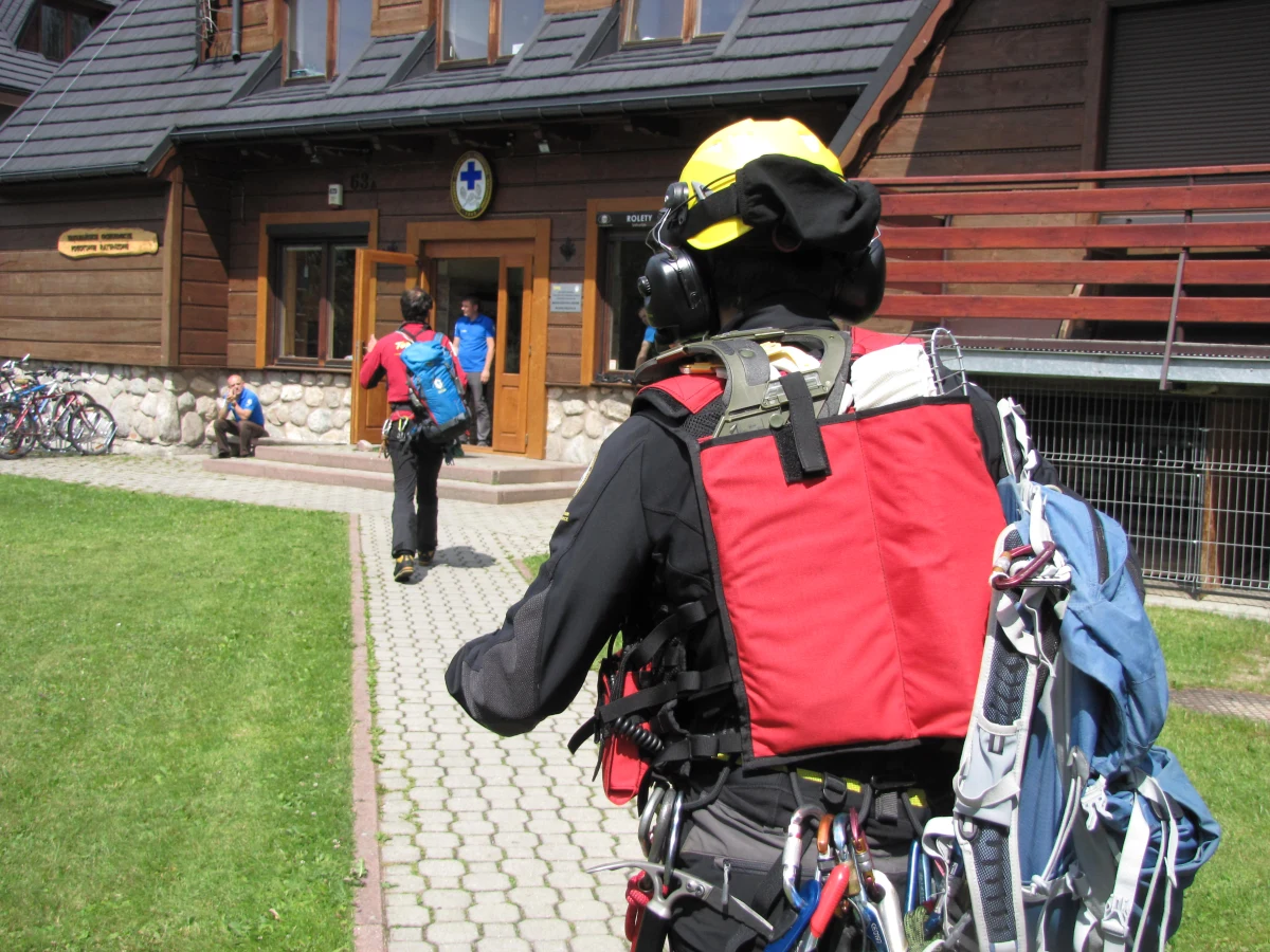 Dwie osoby zostały rażone piorunem w rejonie Wołowca w Tatrach Zachodnich. Obie przetransportowano śmigłowcem do szpitala w Zakopanem. Mężczyzna jest w stanie krytycznym. Stan drugiej rannej osoby lekarze określają jako stabilny.