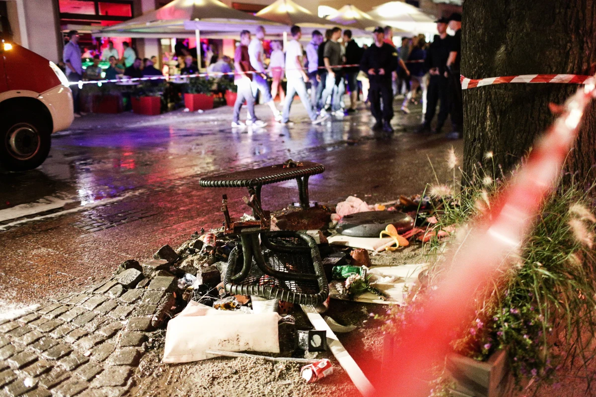 Nawet kilka tygodni może potrwać leczenie mężczyzny najciężej rannego w szarży po sopockim Monciaku i molo. Lekarze przyznają jednak, że najgorszy scenariusz - amputacja kończyny - został już wykluczony.