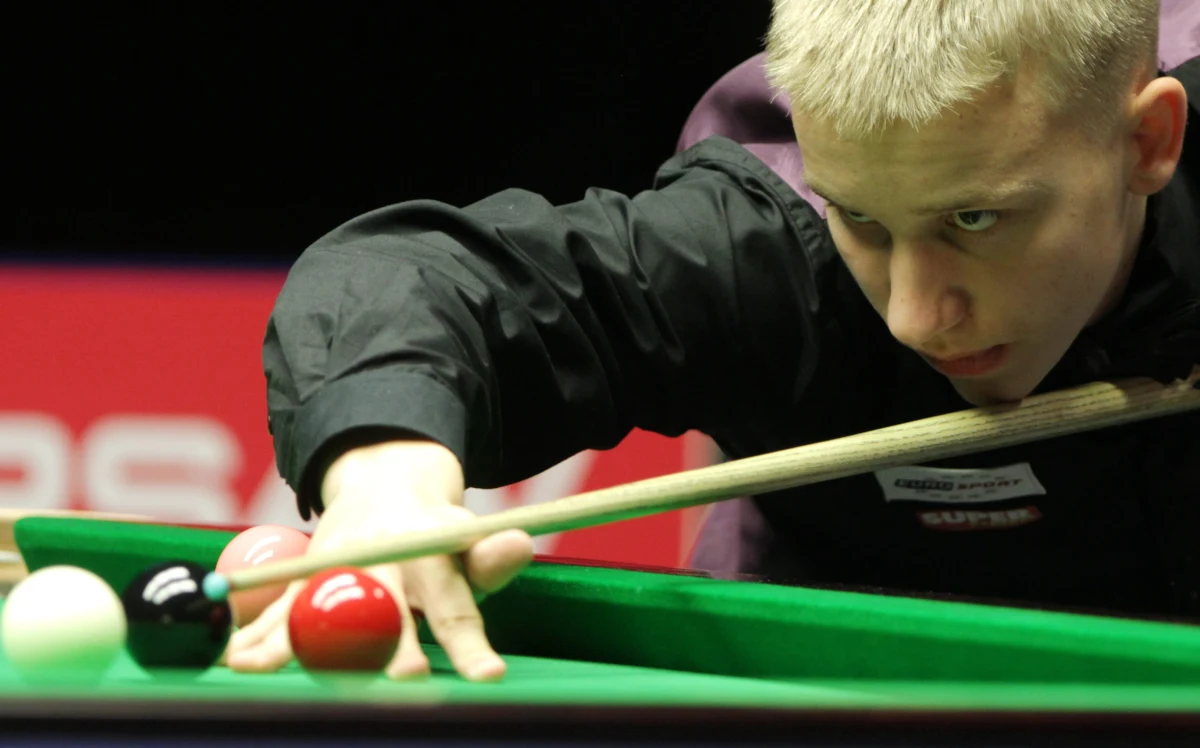 Młody polski snookerzysta, 19-letni Kacper Filipiak, już 3 lata temu został okrzyknięty wielkim talentem. Teraz w spokoju trenuje - nawet 10 godzin dziennie - i stawia sobie coraz ambitniejsze cele. "Do końca wakacji chcę się podciągnąć do poziomu zawodowców. Tak, żeby móc z nimi walczyć na turniejach. Potem mam zamiar jeździć na jak największą liczbę turniejów i grać jak najwięcej. Tylko to pozwoli mi podnosić umiejętności" - podkreśla w rozmowie z Patrykiem Serwańskim z redakcji sportowej RMF FM.