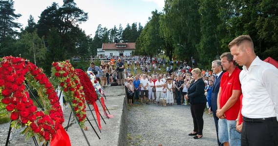 W trzecią rocznicę masakry w dzielnicy rządowej w Oslo i na wyspie Utoya, gdzie 22 lipca 2011 roku Anders Breivik dokonał dwóch zamachów, Norwegowie uczcili pamięć 77 zabitych. Wciąż trwają dyskusje, jak ma wyglądać pomnik ofiar.