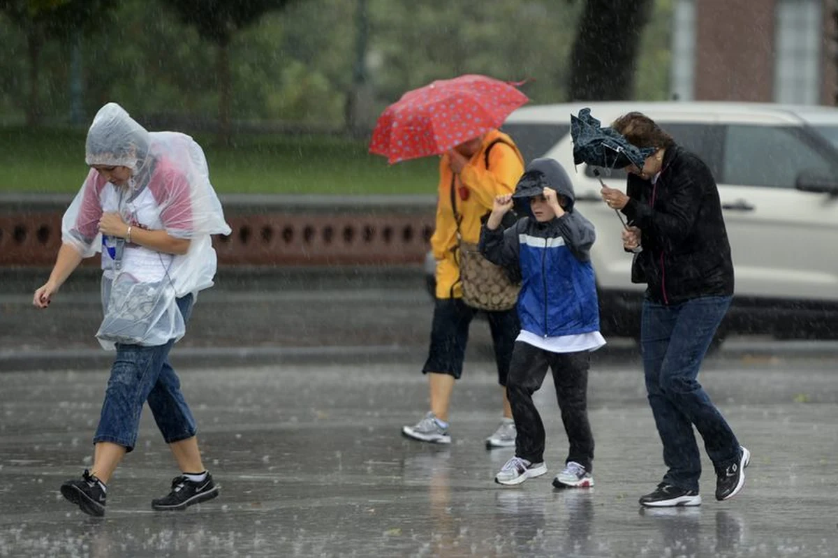 Pogoda będzie sprzyjać wypoczywającym na urlopach. Przynajmniej w najbliższych dniach. Termometry nadal mają wskazywać bardzo wysokie wartości, sięgające nawet 30 stopni Celsjusza. Najcieplej ma być na zachodzie kraju. Nie obędzie się jednak bez burz - lokalnie gwałtownych oraz połączonych z ulewami i wichurami. Miejscami niewykluczone są też gradobicia. Najbardziej niespokojnie ma być na południu i zachodzie kraju. Wyraźniejsze ochłodzenie spodziewane jest w przyszłym tygodniu. Wtorek ma przynieść załamanie pogody. 