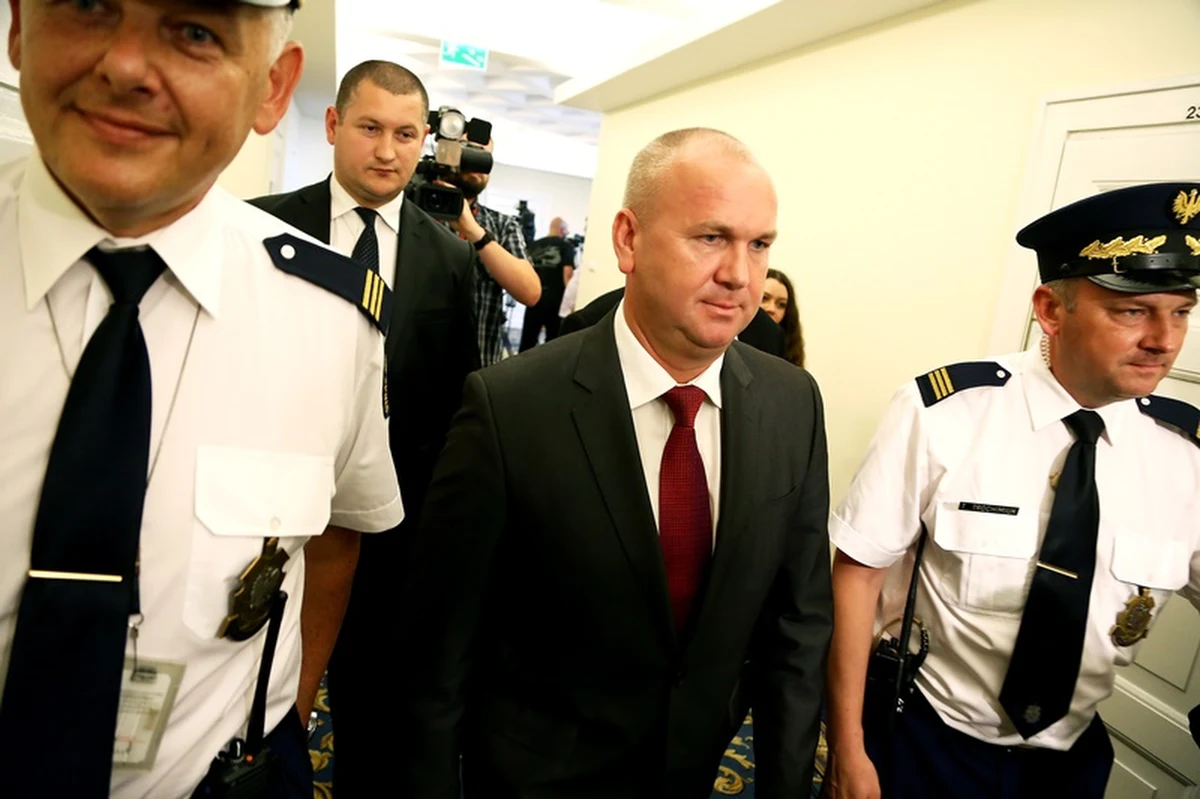 Szef Centralnego Biura Antykorupcyjnego Paweł Wojtunik powiedział, że nie ma żadnych wątpliwości co do zgodności z prawem działań podległych mu funkcjonariuszy podczas przeszukań w pomieszczeniach wykorzystywanych przez szefa klubu PSL Jana Burego.