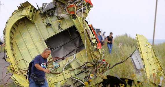 Kokpit Boeinga 777 zestrzelonego 6 dni temu nad wschodnią Ukrainą został w niewytłumaczalny sposób przepiłowany na pół. Informują o tym międzynarodowi obserwatorzy, którzy dopuszczani są do kolejnych fragmentów samolotu - nie wiedzą kto i po co to zrobił.