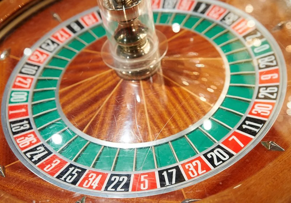 Nowa afera z udziałem syna szefa francuskiej dyplomacji Laurenta Fabiusa. Nadsekwańskie media ujawniają, że rząd Księstwa Monako domaga się od władz w Paryżu, by syn ministra zwrócił 2 miliony euro, które przegrał w kasynie w Monte Carlo.