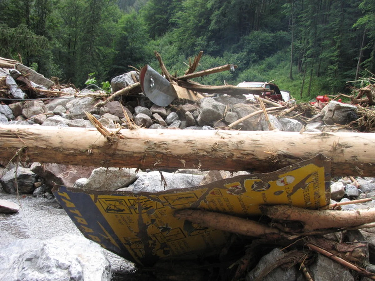 Ciało polskiego turysty odnaleziono w słowackiej Małej Fatrze, gdzie potężna burza spowodowała olbrzymie straty w Dolinie Vratnej. Na zwłoki 38-latka natrafiono na Snilowskiej Przełęczy. Odnalazł je przypadkowo słowacki turysta. Po nawałnicy z rejonu doliny ewakuowano ponad 120 osób.