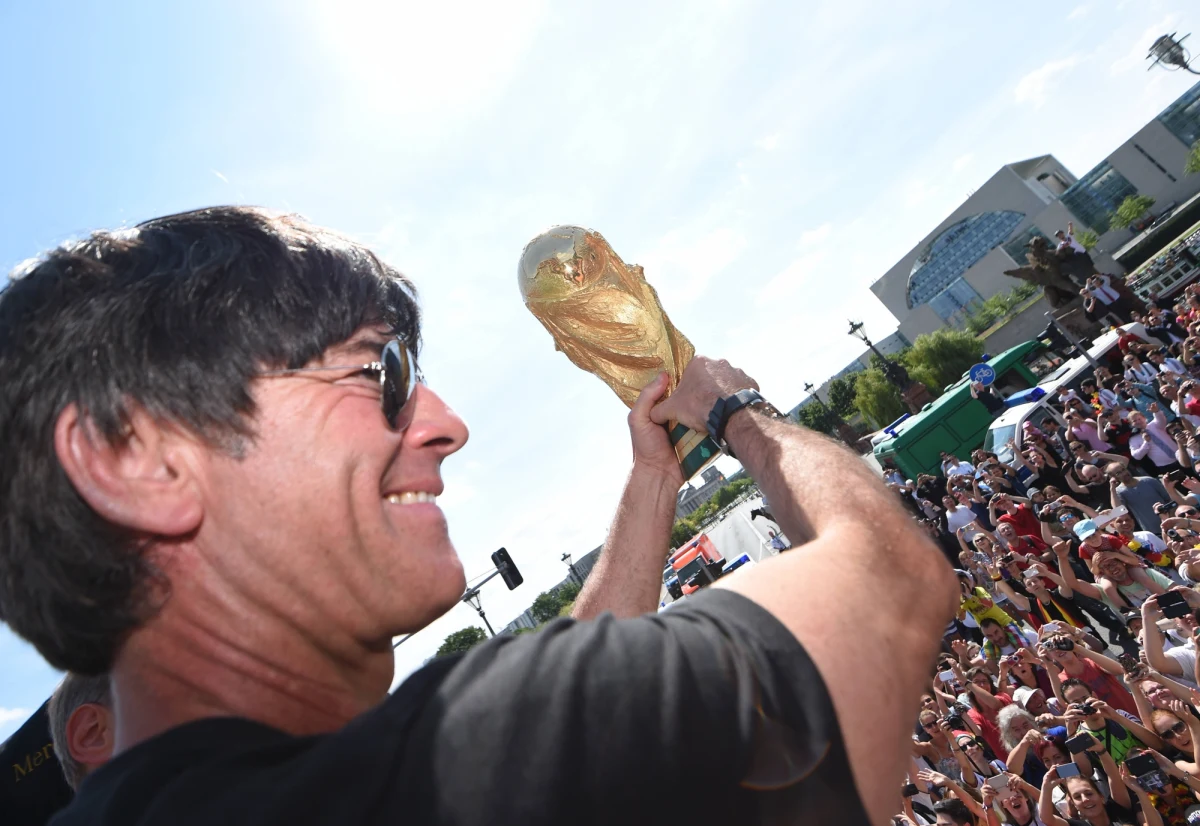 Joachim Loew poinformował, że zgodnie z kontraktem pozostanie na stanowisku selekcjonera reprezentacji Niemiec do Euro 2016 we Francji. Jednym z rywali mistrzów świata w najbliższych kwalifikacjach będzie Polska. "Nawet przez chwilę nie brałem pod uwagę, aby się zatrzymać" - powiedział Loew, cytowany na stronie Niemieckiej Federacji Piłkarskiej (DFB). Jak dodał, nie może sobie wyobrazić nic piękniejszego od kontynuowania misji z tym zespołem.