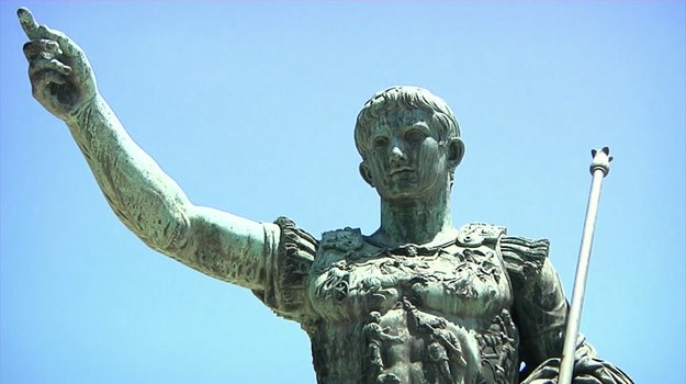Miasto Rzym świętuje w tym roku dwutysięczną rocznicę śmierci człowieka, któremu zawdzięcza swoją legendę. Oktawian August, pierwszy cesarz z dynastii julijsko-klaudyjskiej i twórca potęgi rzymskiego imperium, rządził Cesarstwem przez 41 lat. Zmarł 19 sierpnia 14 r.n.e.


August był wnukiem siostry Juliusza Cezara, który w testamencie uczynił go swym adoptowanym synem. Po zamordowaniu Cezara 18-letni młodzieniec rozpoczął zwycięski pochód po władzę. Dzięki swojemu zmysłowi politycznemu i inteligencji eliminował swoich przeciwników jednego po drugim. Wkrótce stał się najpotężniejszym człowiekiem w państwie, które dzięki niemu rozkwitło jak nigdy przedtem i potem.


Za rządów Augusta nastał tzw. pax romana - pokój rzymski. Po krwawych wojnach domowych, toczonych w I w. p.n.e. o władzę nad republiką, był on dla znękanego państwa prawdziwym wytchnieniem. Władca znacząco podniósł standard życia mieszkańców imperium. Budował drogi i akwedukty. Dbał o kulturę i sztukę. Szczególną opieką otaczał instytucję rodziny. Nadał liczne przywileje rodzinom wielodzietnym; co więcej - karał bezżennych i bezdzietnych  wysokich urzędników państwowych! Wprowadził też ustawy przeciwko cudzołóstwu i rozpuście.


Przed zgonem August miał wypowiedzieć słowa: „Zastałem miasto z cegły, a zostawiam marmurowe”. Tuż po śmierci został oficjalnie zaliczony w poczet bogów.