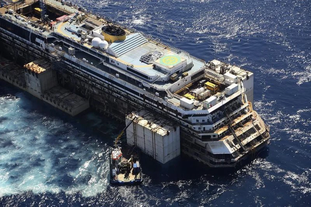 Wrak statku Costa Concordia po ponad 30 miesiącach opuścił wody u wybrzeży toskańskiej wyspy Giglio i na holu wyruszył w ostatni rejs do portu w Genui, gdzie zostanie zdemontowany. Costa płynie z prędkością 2,5 węzła w konwoju kilkunastu statków. Do docelowego portu ma dotrzeć w niedzielę.
