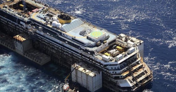 Wrak statku Costa Concordia po ponad 30 miesiącach opuścił wody u wybrzeży toskańskiej wyspy Giglio i na holu wyruszył w ostatni rejs do portu w Genui, gdzie zostanie zdemontowany. Costa płynie z prędkością 2,5 węzła w konwoju kilkunastu statków. Do docelowego portu ma dotrzeć w niedzielę.
