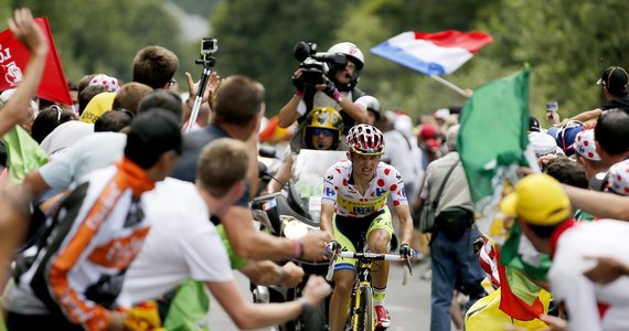 
Rafał Majka, który wczoraj wygrał 17. etap wyścigu Tour de France, został ukarany przez jury za odepchnięcie się od motocykla. Kolarzowi doliczono 10 s w klasyfikacji generalnej i odebrano pięć punktów w klasyfikacji sprinterów. Musi też zapłacić grzywnę.