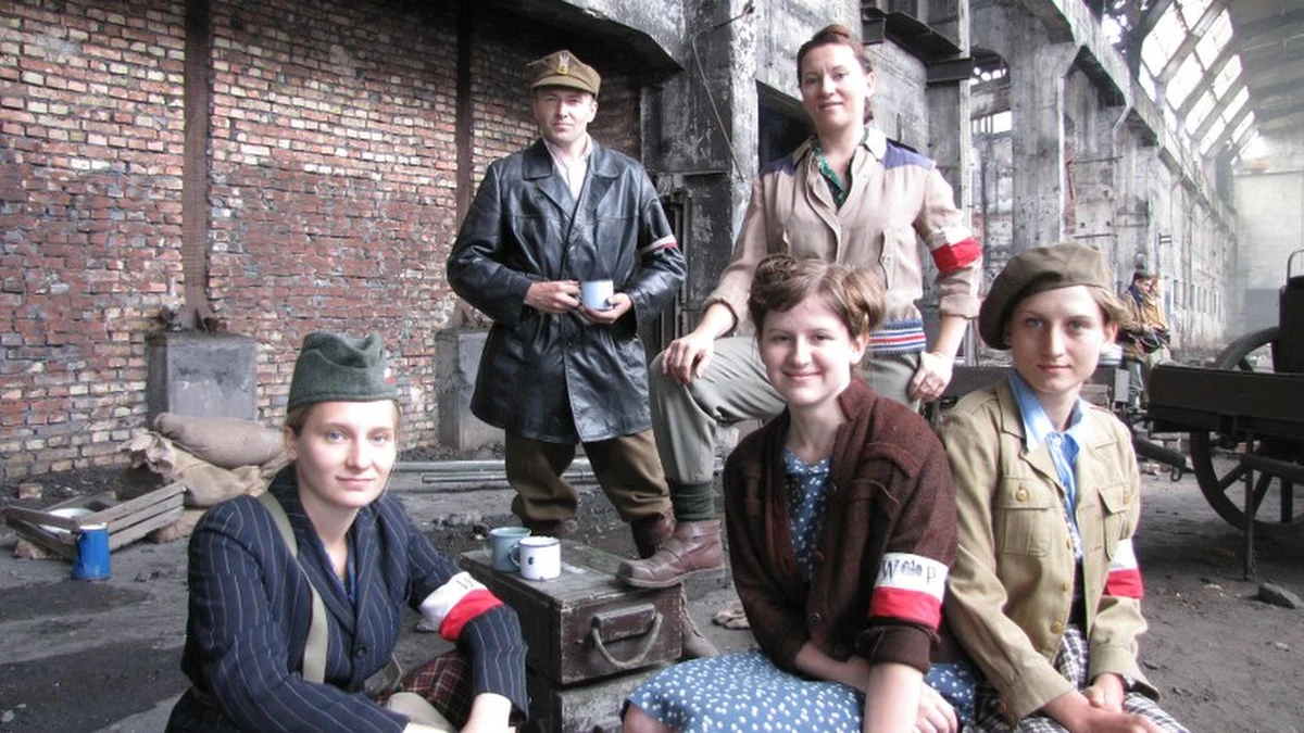 Dziesięcioro naszych słuchaczy statystowało w Ursusie w kolejnym odcinku nowej serii "Czasu Honoru". Zagrali powstańców, sanitariuszki i łączniczki. Jeśli i Wy chcielibyście zajrzeć za kulisy produkcji, a przede wszystkim - wystąpić w serialu w roli statystów, koniecznie weźcie udział w naszym konkursie! Wystarczy, że stworzycie historię, która mogłaby kryć się za jedną z dwóch archiwalnych fotografii, jakie publikujemy poniżej. Powodzenia!