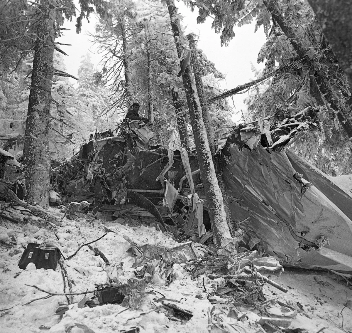 Zestrzelenie pasażerskiego samolotu nad Ukrainą wschodnią i śmierć setek pasażerów przypomina inną katastrofę lotniczą, która miała miejsce w Polsce. Po mimo upływu 45 lat do dziś nie została ona wyjaśniona. Chodzi o katastrofę samolotu rejsowego AN-24 z Warszawy do Krakowa, który 2 kwietnia 1969 r. rozbił się pod górą Polica koło Zawoi. Zginęły wówczas 53 osoby, w tym członkowie załogi. Nikt nie ocalał. 