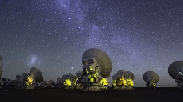 Rozgwieżdżone niebo nad chilijską pustynią Atacama ma ogromne znaczenie dla badań astronomicznych. To tu, na andyjskim płaskowyżu Chajnantor, pracuje olbrzymi teleskop ALMA, niestrudzenie tropiący zagadki wszechświata. Nie ma drugiego takiego miejsca na Ziemi, gdzie niebo pozostawałoby absolutnie bezchmurne przez 320 dni w roku. Nic dziwnego, że ściągają tutaj nie tylko naukowcy, ale też tysiące astronomów-amatorów, pasjonujących się kosmosem. I jedni, i drudzy mogą tu do woli prowadzić obserwacje nieba.


Atacama jest również miejscem, gdzie szczególnie często znajdowane są meteoryty. Fragmenty ciał niebieskich - nawet te maleńkie - w kieszonkowym rozmiarze mieszczą miliardy lat historii wszechświata. Chętni mogą podziwiać je z bliska w Muzeum Meteorytów w miasteczku San Pedro de Atacama, które może poszczycić się największym zbiorem meteorytów na świecie.