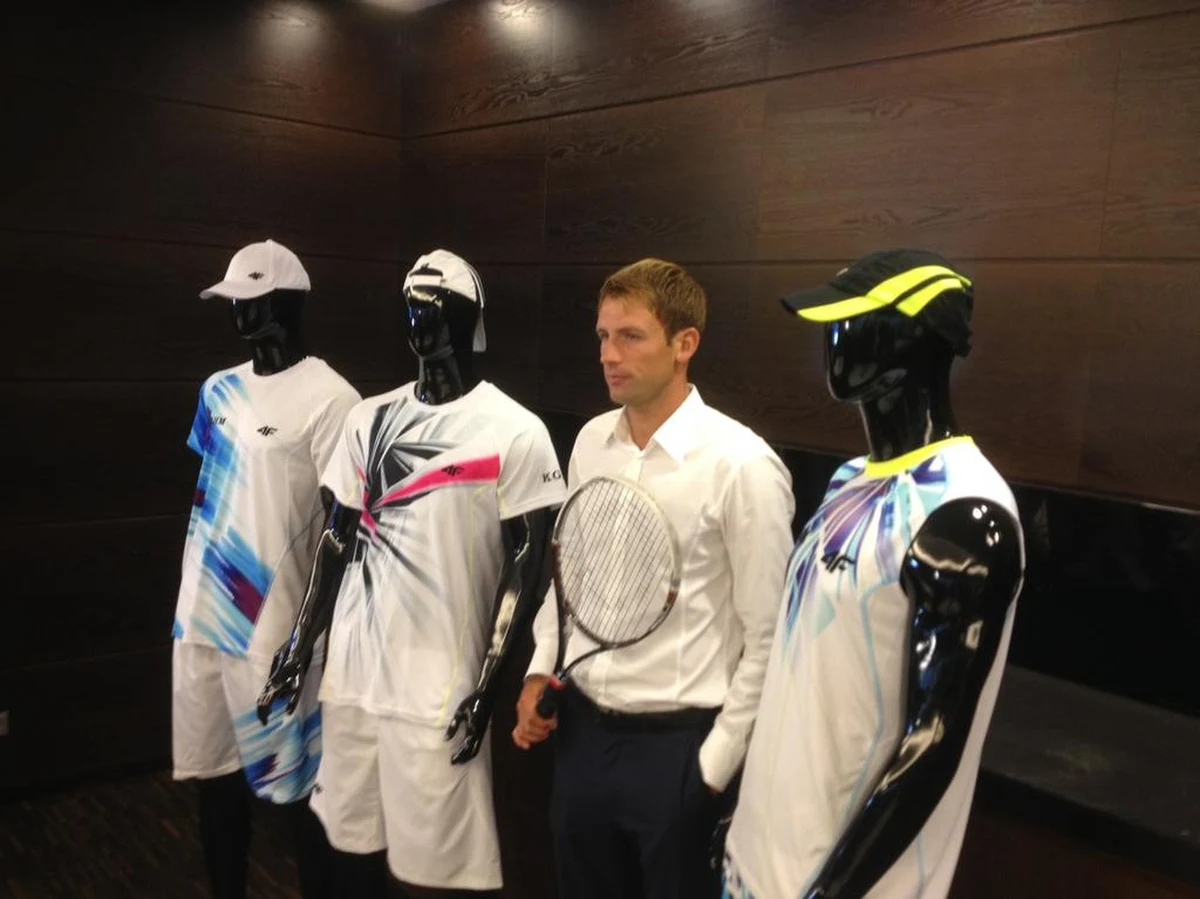 "Każdy w tej kolekcji znajdzie coś dla siebie. Ja preferuję koszulki bez rękawów" - mówi o kolekcji ubrań sygnowanych swoim nazwiskiem Łukasz Kubot. Polski tenisista zaprezentował je dziś w Warszawie. W rozmowie z Kacprem Merkiem z redakcji sportowej RMF FM zdradził, że dopytywali już o nie inni zawodnicy ze światowej czołówki. 