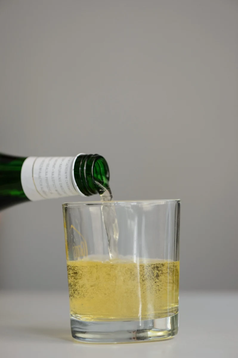 W ciągu dekady wartość rynku cydru ma sięgnąć 1 miliarda złotych - informuje "Rzeczpospolita". "W pierwszej połowie roku sprzedaż cydru była ponad dwukrotnie większa niż w całym 2013 r., a dopiero zaczynamy sezon letni" - mówi Michał Rozalicz, dyrektor marketingu grupy Ambra, lidera rynku wina oraz właściciela marki Cydr Lubelski.