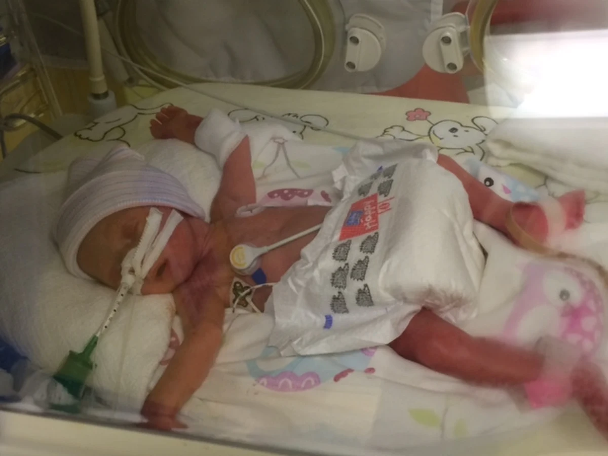 Czworaczki, które wczoraj przyszły na świat w szpitalu miejskim w Rudzie Śląskiej, to dwie dziewczynki i dwóch chłopców - dowiedziała się reporterka RMF FM. Urodziły się w 28. tygodniu ciąży. Każde waży około kilograma.