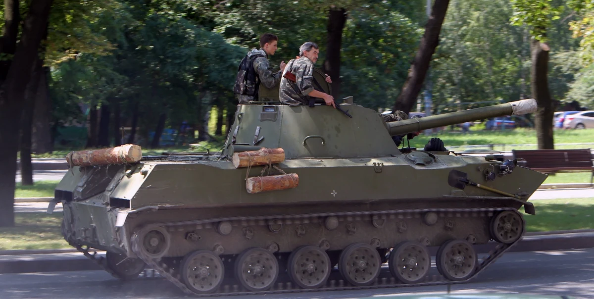 Około 20 ciał, w tym czterech cywilów, może znajdować się w pierwszym zbiorowym grobie odkrytym przez ukraińskie władze w Słowiańsku na wschodzie kraju. "Wiemy o istnieniu w mieście innych takich miejsc, ale nie wiemy dokładnie gdzie. To otwieramy jako pierwsze" - oświadczył doradca ukraińskiego ministra spraw wewnętrznych Anton Heraszczenko. Siły rządowe odbiły miasto z rąk prorosyjskich rebeliantów w pierwszym tygodniu lipca. 