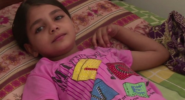 Lista dziecięcych ofiar śmiertelnych konfliktu izraelsko-palestyńskiego cały czas się wydłuża. Sześciolatki ze Strefy Gazy cierpią z powodu trzeciej już wojny w ich krótkim życiu. Pozostawi ona głębokie ślady w ich psychice.


Mała Esra przeżyła bombardowanie, w wyniku którego zniszczeniu uległ jej rodzinny dom. – Pocisk spadł tuż obok nas. Wyleciały okna. Ja i mój młodszy brat zostaliśmy ranni, ale udało nam się uciec i ocalić życie – opowiada dziewczynka. Niestety, wielu jej rówieśników nie miało tyle szczęścia…