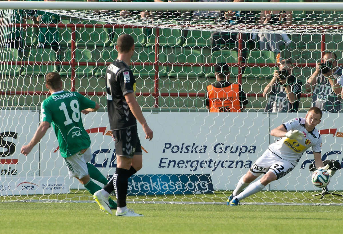 GKS Bełchatów pokonał Koronę Kielce 2:0 w pierwszym meczu 2. kolejki T-Mobile Ekstraklasy. Beniaminek zdobył na razie komplet punktów. Tydzień temu, na inaugurację sezonu, wygrał w Warszawie z Legią 1:0. Przynajmniej do soboty GKS będzie liderem tabeli.