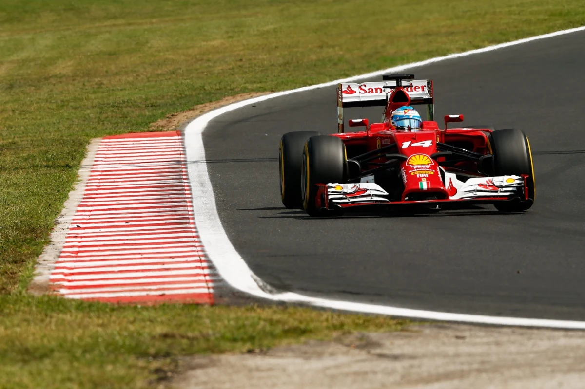 Niemiec Nico Rosberg z teamu Mercedes wygrał kwalifikacje przed Grand Prix Węgier - 11. rundą mistrzostw świata Formuły 1. Problemy miał jego kolega z ekipy Brytyjczyk Lewis Hamilton. Wyścig na torze Hungaroring pod Budapesztem odbędzie się jutro.
