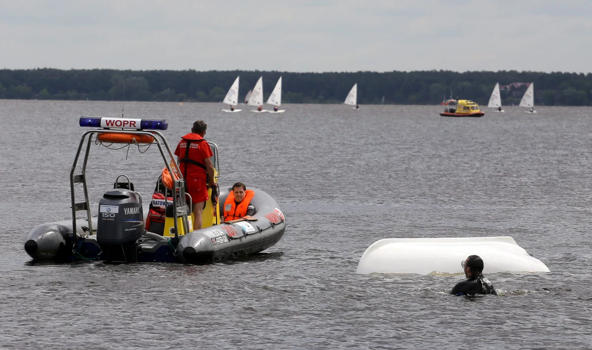 60-letnia kobieta utonęła w Warcie podczas spływu kajakowego, dwie osoby zginęły, gdy ich samochód wpadł do Zalewu Siemianówka na Podlasiu, w Mrągowie utopili się dwaj młodzi mężczyźni. Tragicznie rozpoczął się nad wodą ostatni weekend lipca. Ratownicy apelują o rozsądek.