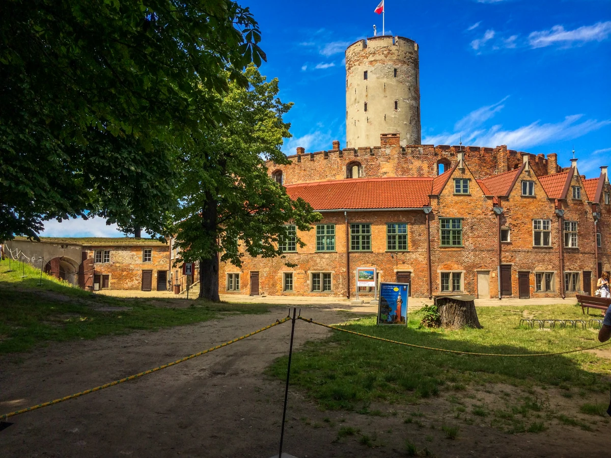 ​Przez lata była niedostępna dla turystów. Od kilku lat znów można ją zwiedzać, choć wciąż trwa jej rewitalizacja. Twierdza Wisłoujście to jeden z często niedocenianych zabytków Gdańska.
