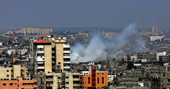 Po około 12 godzinach spokoju w Strefie Gazy izraelskie lotnictwo wznowiło naloty, gdy strona palestyńska ostrzelała Izrael pociskami rakietowymi. W wyniku działań izraelskich zginęły dwie osoby. 