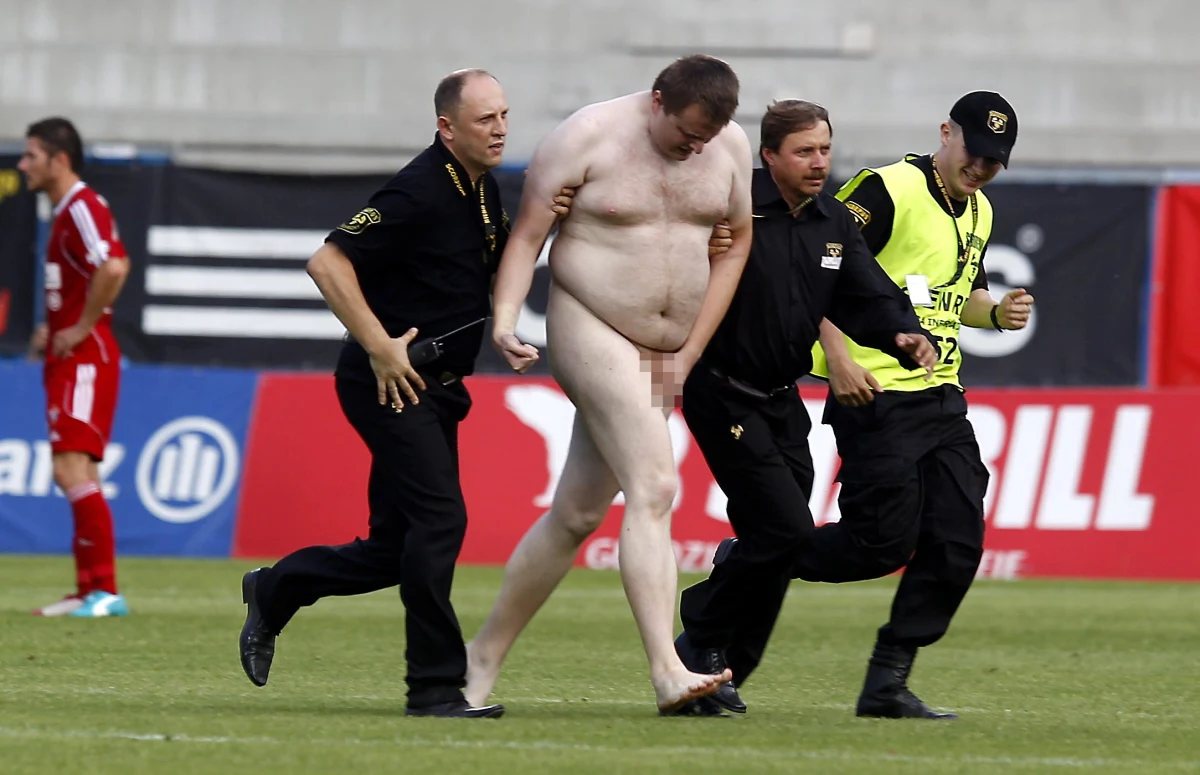 Zarzut wdarcia się na boisko podczas meczu usłyszał 34-letni mężczyzna, który w niedzielę nago wbiegł na murawę stadionu Górnika Zabrze. Trwał wówczas mecz tej drużyny z Lechem Poznań. Kibic był trzeźwy i jak twierdził, zrobił to dla swojej dziewczyny. 