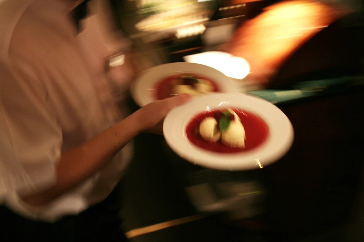 Podejmując pracę sezonową, na wakacje trzeba sprawdzić firmę, która ma nas zatrudnić. Informacji można szukać w np. internecie. Warto też zapytać znajomych, czy słyszeli o naszym przyszłym pracodawcy. O czym jeszcze należy pamiętać pytała rzecznika Państwowej Inspekcji Pracy w Katowicach reporterka RMF FM Anna Kropaczek.