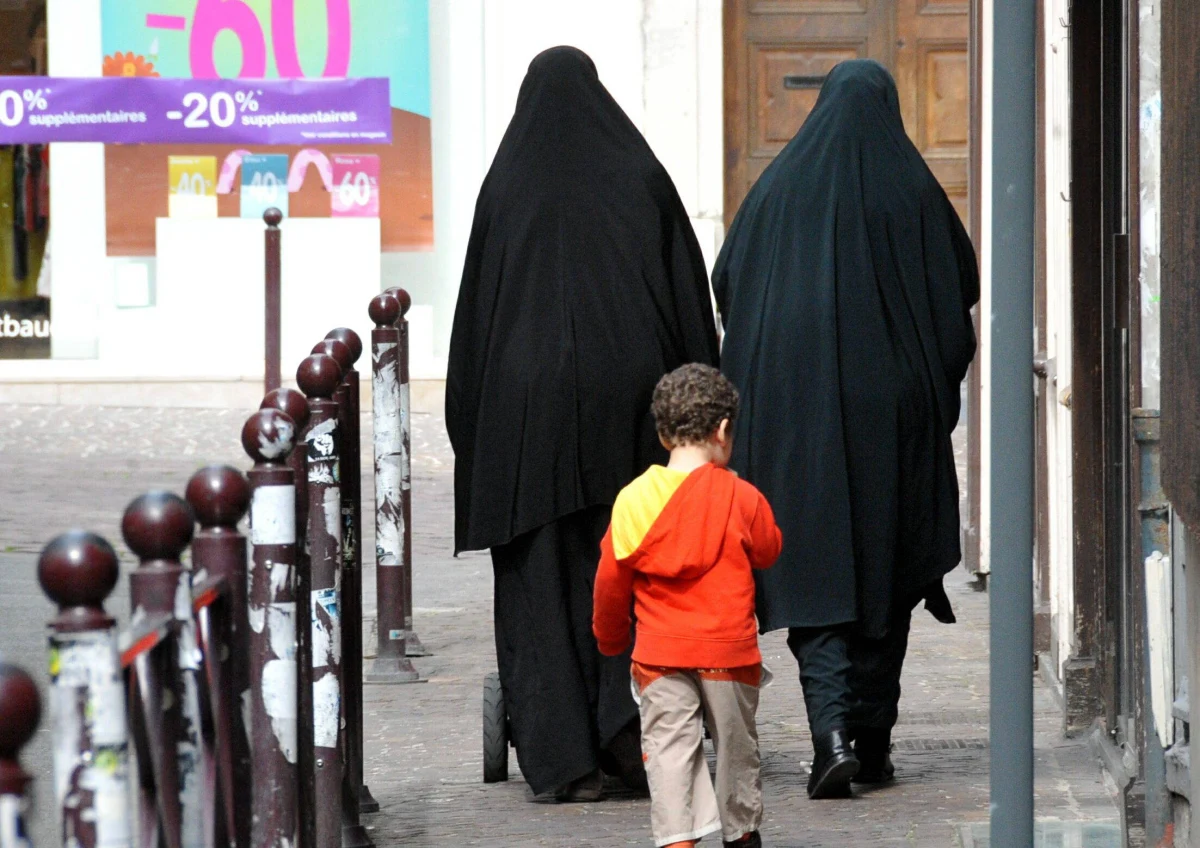 ​Biuro matrymonialne dla wojowników dżihadu - taką opcję stworzyli bojownicy z Państwa Islamskiego. W północnej Syrii wdowy i niezamężne kobiety mogą zostawiać swe nazwiska i adresy dla zainteresowanych mężczyzn.