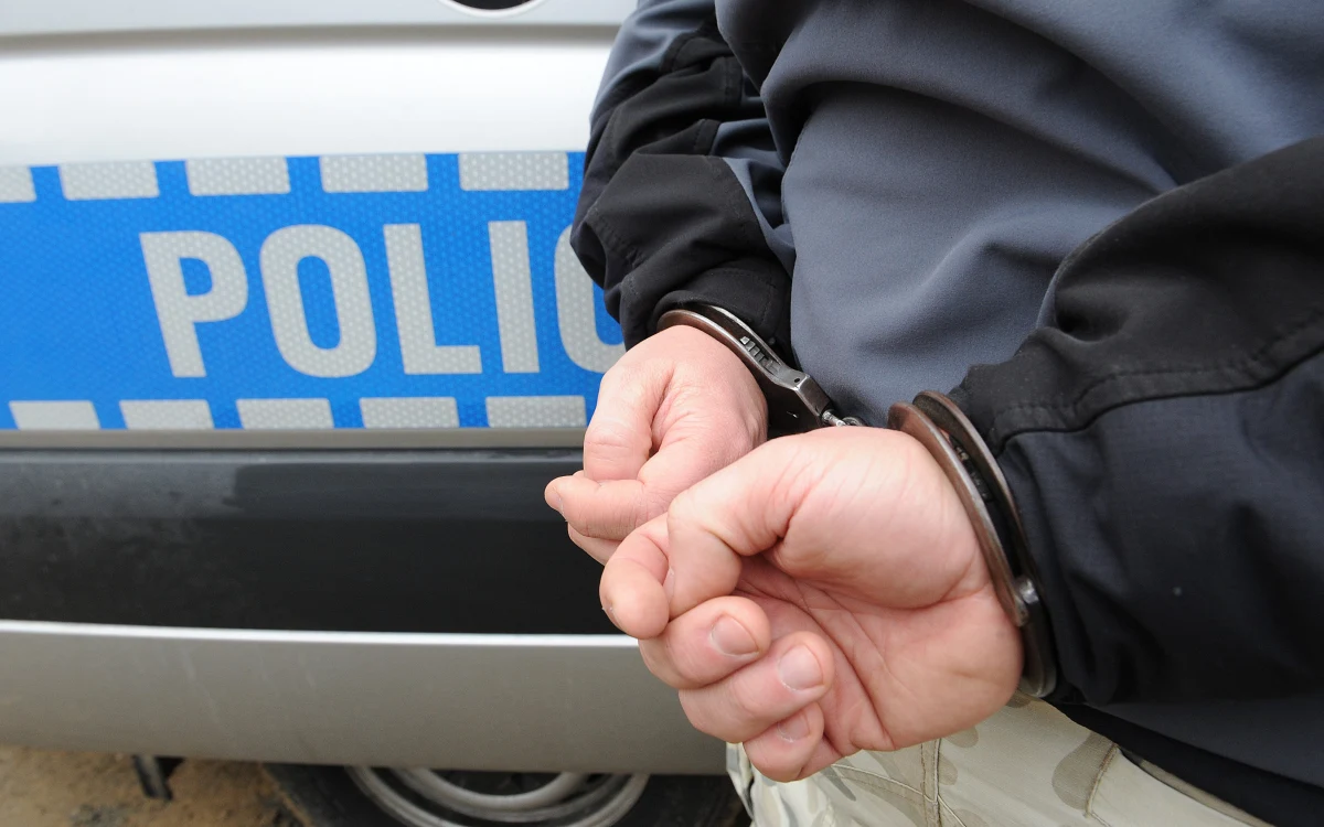 Pięciu mężczyzn podejrzanych o śmiertelne pobicie 25-latka zatrzymali policjanci z Bełchatowa w województwie łódzkim. Skatowali swoją ofiarę, bo po pijanemu spowodował kolizję.