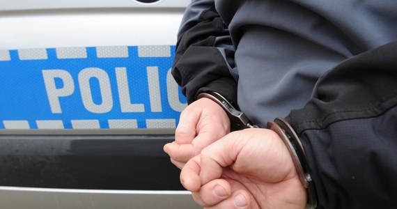 Pięciu mężczyzn podejrzanych o śmiertelne pobicie 25-latka zatrzymali policjanci z Bełchatowa w województwie łódzkim. Skatowali swoją ofiarę, bo po pijanemu spowodował kolizję.