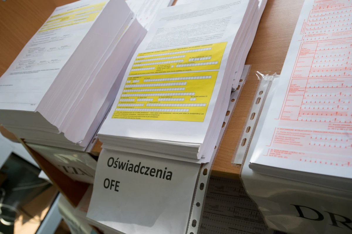 Deklaracje o pozostaniu w OFE składają głównie ludzie zamożni, którzy płacą składkę średnio o połowę wyższą od przeciętnej - informuje "Gazeta Wyborcza". Według ekonomistów dzieje się tak dlatego, że oni są bardziej świadomi i naprawdę potrafią dbać o swoje pieniądze.