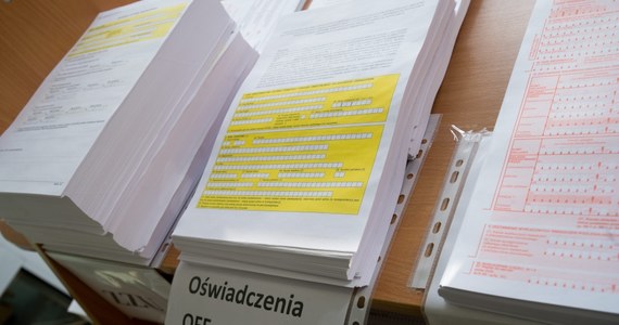 Deklaracje o pozostaniu w OFE składają głównie ludzie zamożni, którzy płacą składkę średnio o połowę wyższą od przeciętnej - informuje "Gazeta Wyborcza". Według ekonomistów dzieje się tak dlatego, że oni są bardziej świadomi i naprawdę potrafią dbać o swoje pieniądze.