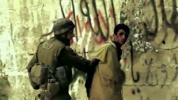 Przejmujący film o zmaganiu się z własnymi słabościami i niedojrzałością w obliczu wojny. Debiut fabularny zainspirowany osobistymi doświadczeniami reżysera.
Rok 1989. Trwa pierwsza Intifada, palestyńskie powstanie przeciwko izraelskiej okupacji Palestyny. Izraelscy żołnierze zostają wysłani do Strefy Gazy w celu nadzorowania ludności arabskiej. Podczas rutynowego patrolu, żołnierze przemierzając miasto, zostają obrzuceni przez mieszkańców kamieniami. Jeden z żołnierzy ginie pod spadającą na niego z dachu pralką. Sprawców nie udaje się złapać. Pada rozkaz, aby czwórka młodych żołnierzy stacjonowała na dachu palestyńskiego domu do czasu znalezienia zabójców kolegi. Palestyńscy mieszkańcy, mając izraelskich żołnierzy nad głową, obawiają się posądzenia o kolaborację. Rekruci muszą odnaleźć swoje miejsce w otaczającym ich totalnym chaosie.