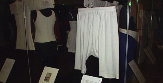 To, co przez wieki pozostawało zakryte, dziś przyciąga wzrok. „Rozebrani: 350 lat bielizny w modzie” to tytuł wystawy zorganizowanej w mieście Bendigo w Australii. Znalazło się na niej ponad 80 unikalnych tekstylnych eksponatów pochodzących z londyńskiego Muzeum Wiktorii i Alberta.


Obok bielizny stworzonej przez największych kreatorów mody - Vivienne Westwood, Paula Gautiera czy Christiana Diora – największą atrakcją wystawy są intymne części garderoby brytyjskiej królowej Wiktorii, pochodzące z lat 60. XIX wieku. Czy jednak znana z surowych obyczajów monarchini cieszyłaby się, widząc swoje majtki wystawione na widok publiczny?!