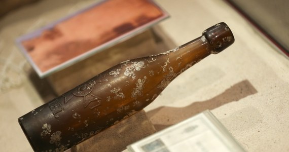 Po ponad wieku dryfowania w wodach Bałtyku, butelka z najstarszą wiadomością świata, została wyłowiona przez niemieckiego rybaka. Mężczyzna chciał zarobić na morskim skarbie i wystawił przedmiot na internetowej aukcji. Niezwykły eksponat nie trafi jednak do prywatnego kupcy, a pozostanie w Muzeum Morskim w Hamburgu. 