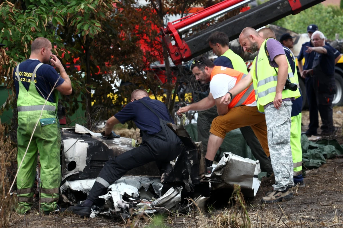Śledztwo w sprawie katastrofy samolotu pod Topolowem w województwie śląskim nadal będzie prowadzone w wątkach uwzględniających: awarię maszyny, błąd ludzki i nieprawidłowości przy organizacji lotu. Są wątpliwości, jakiego paliwa w swoich samolotach używał organizator. 