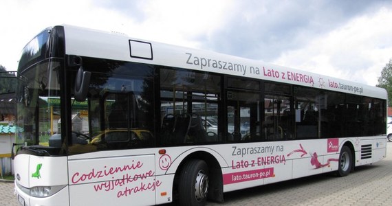 Dyrektor Tatrzańskiego Parku Narodowego oficjalnie zaprezentował dzisiaj autobus hybrydowy, który wozi turystów w kierunku Morskiego Oka w systemie "park&ride". Mogą z niego korzystać za darmo kierowcy, którzy zostawią swoje samochody na parkingu w Zakopanem. 