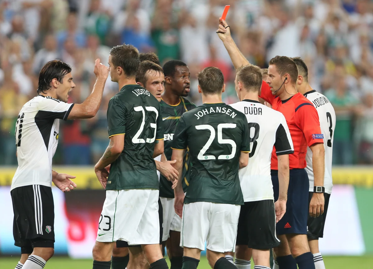 Brytyjskie media ostro skrytykowały postawę Celtiku Glasgow w pierwszym meczu 3. rundy eliminacji piłkarskiej Ligi Mistrzów z Legią w Warszawie. Szkocki zespół przegrał aż 1:4, ale wymiar kary mógł być znacznie wyższy - dość powiedzieć, że Legia nie wykorzystała dwóch rzutów karnych. "Celtic zniszczony w Polsce" - napisano na stronie "Sky Sports".