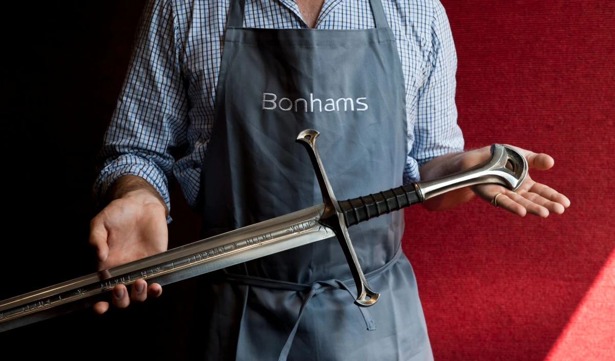 Do 4 sierpnia w Domu Aukcyjnym Bonhams w Londynie można oglądać część rekwizytów z trylogii "Władca Pierścieni". Pochodzą one z kolekcji Sir Christophera Lee - filmowego Sarumana. Już 24 listopada będzie je można zlicytować na aukcji w Nowym Jorku. To nie lada gratka dla fanów książek Tolkiena, ale tylko tych z zasobnymi portfelami...