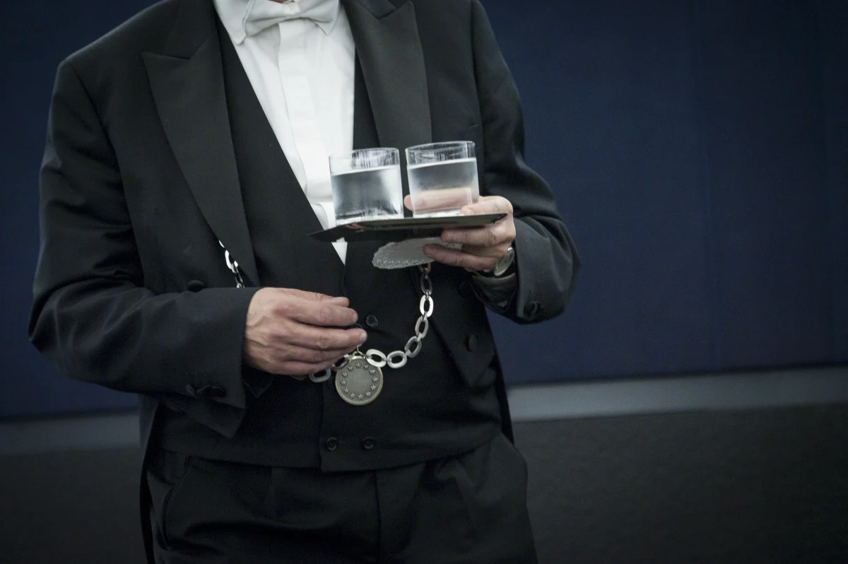 Prawie ćwierć miliona pracowników sezonowych znajduje zatrudnienie w branży hotelarsko-restauracyjnej we Francji. Najwięcej z nich – w restauracjach i kawiarniach obleganej w lecie przez turystów z całego świata słonecznej Francuskiej Riwiery.