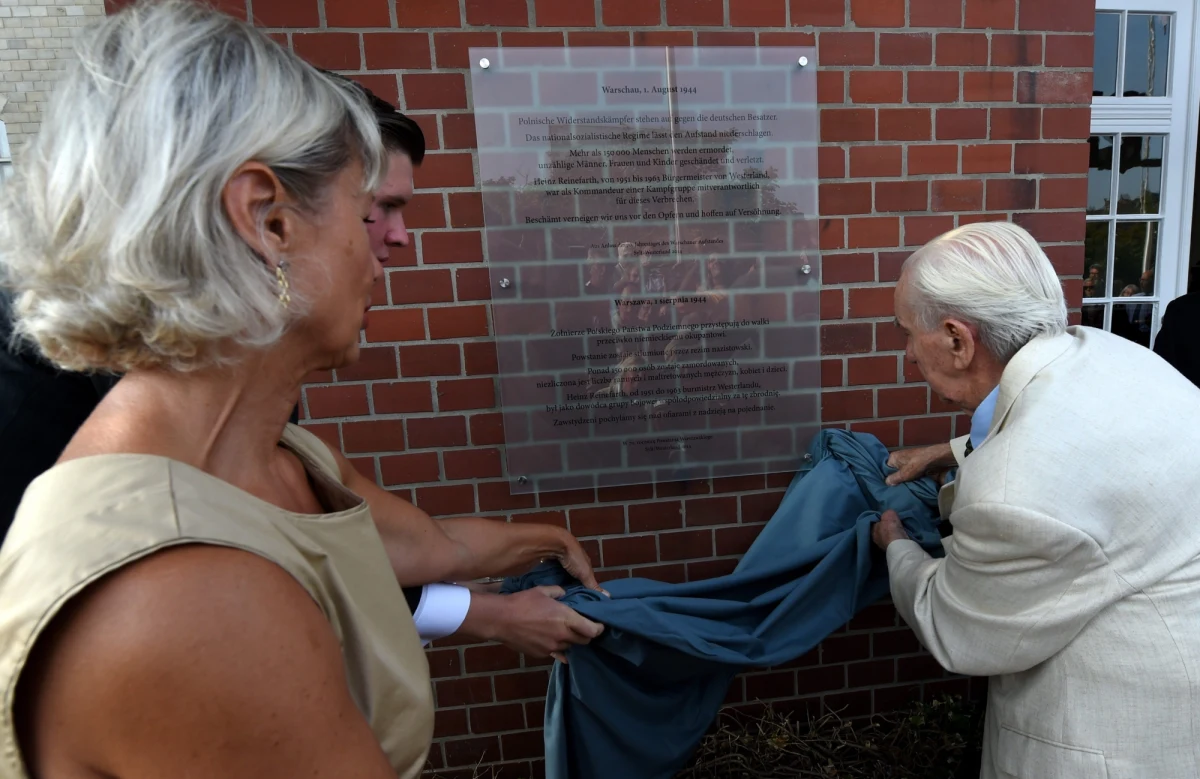 W przeddzień 70. rocznicy wybuchu Powstania Warszawskiego władze gminy Sylt, na północy Niemiec, złożyły hołd Polakom zamordowanym na rozkaz generała SS Heinza Reinefartha, który po wojnie był burmistrzem leżącego na terenie gminy miasteczka Westerland. Reinefarth nie odpowiedział przed sądem za zbrodnie. 