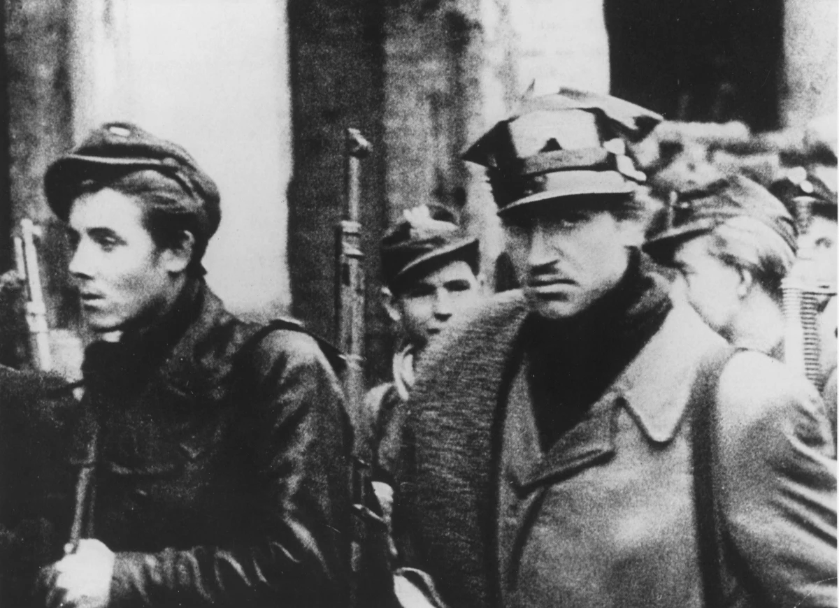 1 sierpnia 1944 r. wybuchło powstanie warszawskie - największa akcja zbrojna podziemia w okupowanej przez Niemców Europie. Przez 63 dni żołnierze Armii Krajowej prowadzili heroiczną i osamotnioną walkę, której celem była niepodległa Polska, wolna od niemieckiej okupacji i dominacji sowieckiej. 